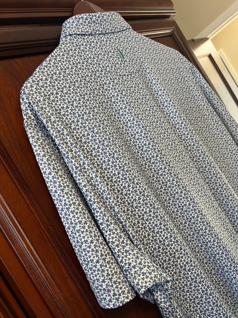 New Johnnie-O Santa Monica Blue & green clovers on white Golf โณ๏ธ Tennis ๐พ Polo! - Picture 3 of 10
